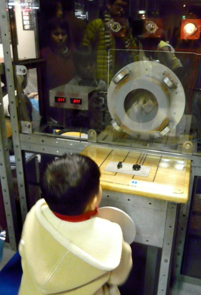 手回し発電機　<br />４箇所に固定された磁石と、４つのコイルが付けられた回転子を回して電気を起こし電球を点灯させます