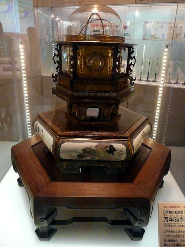 江戸時代の和時計の傑作 重要文化財 万年時計（万年自鳴鐘）　<br />高さ５７ｃｍのゼンマイ駆動の大型時計　<br />１８５１年(嘉永４年)に東洋のエジソンと呼ばれた田中久重が完成させました