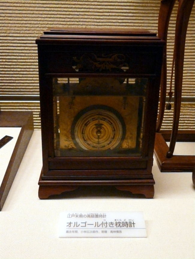 オルゴール付き枕時計　<br />枕時計はゼンマイ駆動の置時計　<br />飾柱や彫金などで装飾された高価なもので大名時計とも言われました　<br />この枕時計は１８５０年頃に小林伝次郎が製作した、日本で最も初期のオルゴール内装時計です