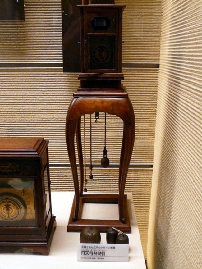 円天符台時計（えんてんぷだいどけい）は円天符を紫檀製の四本脚台の上に置いたゼンマイ時計です　<br />Ｌ＆Ｇとは関係ありません