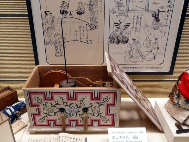 エレキテル(複製)はオランダで発明された摩擦起電器のことで、宮廷での見世物や医療器具として用いられていました　<br />破損したエレキテルを江戸時代の博物学者平賀源内が発見し復元し、自らの模造品を製作して電気を起こしました　<br />平賀源内製の本物は逓信総合博物館に収蔵されています