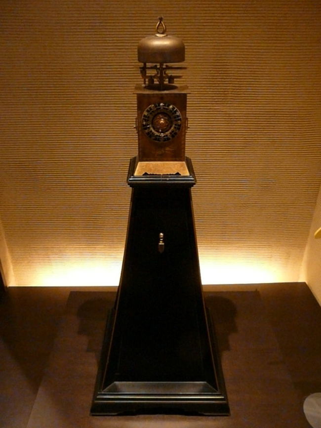 二挺点符櫓時計（にちょうてんぶやぐらどけい）は典型的な和時計の形式で、ピラミッド型の櫓台の上に時計機構を載せています