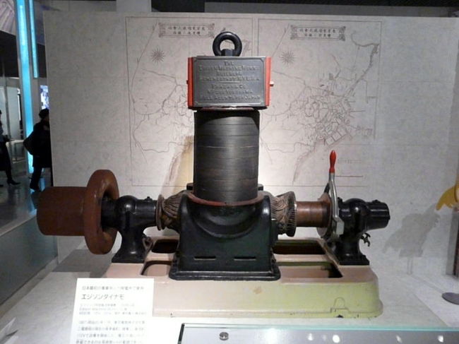 エジソンダイナモ　<br />１８８７年(明治２０年)日本最初の火力発電所である東京電燈(株)第二電灯局で使われていた１０号型直流発電機です