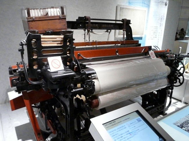 無停止杼換式（むていしひがえしき）豊田自動織機（G型）　<br />１９２６年(大正１５年)豊田佐吉が営業試験用に作成し、部分改造が施された後昭和４０年代まで織物工場で使用されていたものです