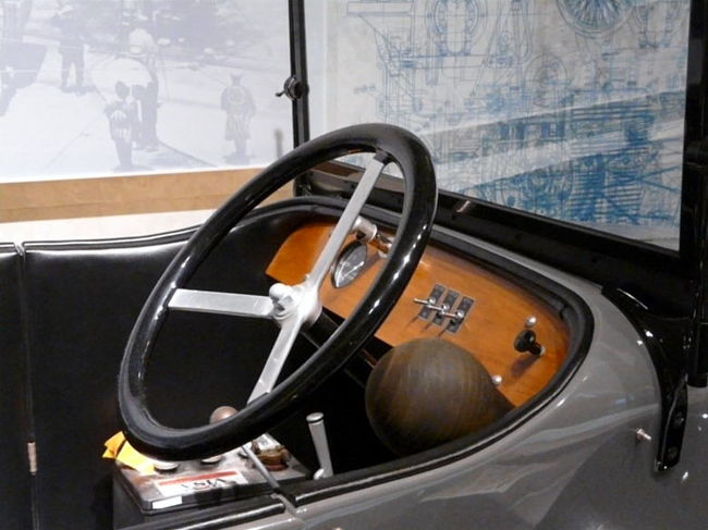 オートモ号の運転席 <br />展示車両の４人乗り以外２名乗りと荷台付がありました　<br />全長 ３，０３０ｍｍ <br />全幅 １，２１０ｍｍ <br />全高 １，３００ｍｍ <br />車両重量 ４５０ｋｇ <br />定員 ４名 <br />