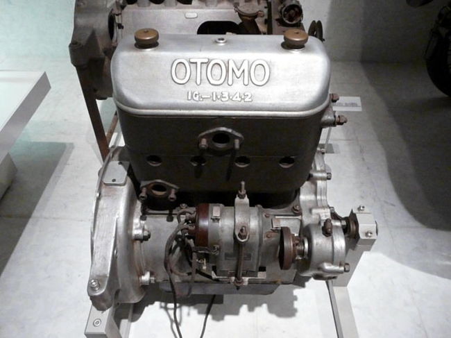 オートモ号のエンジン　<br />空冷直列４気筒 ＯＨＶ型 <br />排気量 ９４５cc <br />最高出力/回転数 ９HP/２６００ＲＰＭ　<br />変速機 ＭＴ３<br />駆動方式 ＦＲ <br />