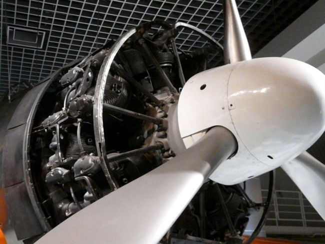 栄２１型エンジン　<br />空冷星形１４気筒 <br />排気量 ２７．９Ｌ <br />圧縮比 ７．２ <br />燃料供給方式 キャブレター式 <br />加給機 遠心式スーパーチャージャー１段２速 <br />離昇馬力 <br />１，１３０ＨＰ/２，７５０ＲＰＭ/ブースト＋３００ｍｍｈｇ <br />公称馬力 <br />一速全開 １，１００ＨＰ/２，７００ＲＰＭ/ブースト＋２００ｍｍｈｇ(高度２，８５０ｍ) <br />二速全開 ９８０ＨＰ/２，７００ＲＰＭ/ブースト＋２００ｍｍｈｇ(高度６，０００ｍ)