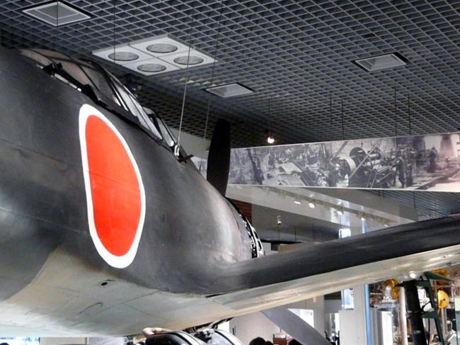 １９４４年(昭和２０年)に墜落の後、１９７２年(昭和４７年)ラバウル北西約１１０キロメートルの海中で発見、引き上げされたものです