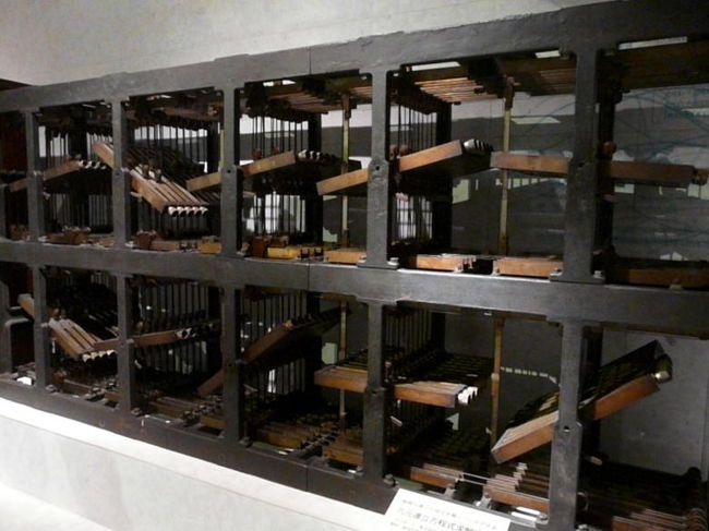 九元連立方程式求解機　<br />１９４４年(昭和１９年)に東京帝国大学航空研究所で製作された、複雑な連立方程式を解くことが出来る計算機械