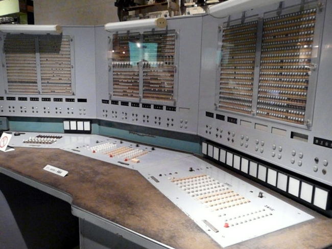 ＥＴＬ−ＭＡＲＫ?は内部２進、１語４０ビットの日本発の実用大型リレー計算機です