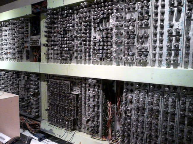 １９５５年(昭和３０年)電気試験所により、リレー約２２，０００個を使って作られました　