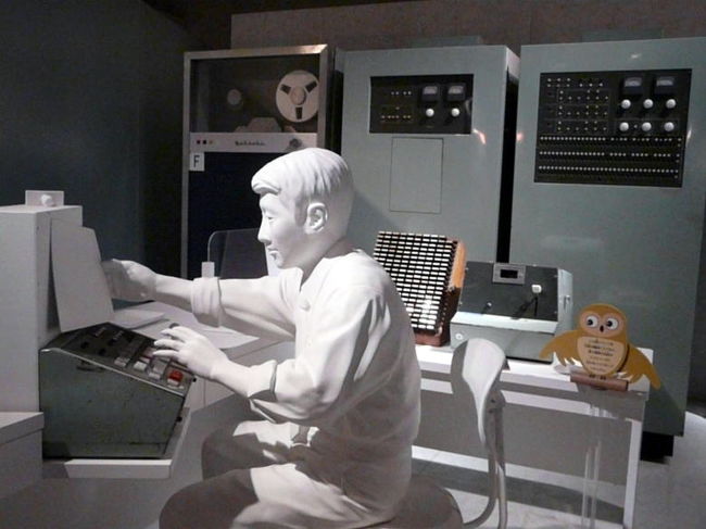 座席予約システム ＭＡＲＳ−１０１　<br />１９６４年(昭和３９年)から稼動を始めた日本発のオンラインリアルタイム予約システム　<br />全国の主要駅から電話回線で直接コンピューターを操作して、１８２列車・１３万座席を予約できました