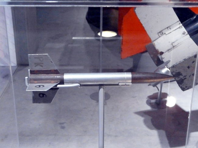 ペンシルロケット　<br />１９５５年(昭和３０年)発射実験に成功した日本発のロケットです　<br />全長 ２３ｃｍ 直径 １．３ｃｍ 重量 １９０ｇ　