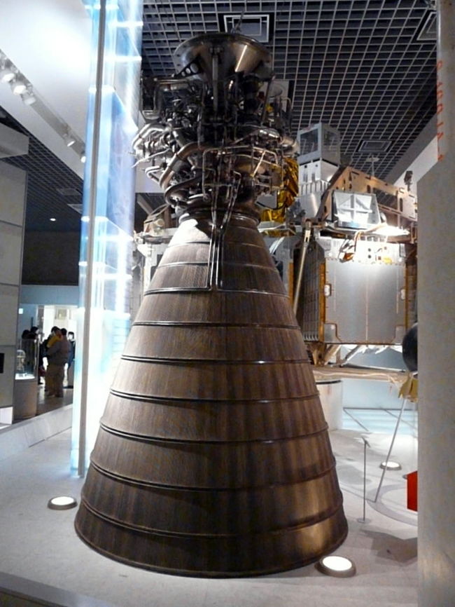 ＬＥ−５エンジン　<br />日本で初めて開発された液体酸素/液体水素式ロケットエンジン　<br />重量 約２００ｋｇ <br />真空中推力 約１０ｔ <br />燃焼時間 約３７０秒