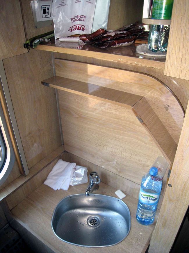 洗面台付きの個室。車両に一つのトイレは、詰まっていた。かなりお金持ちそうな人も乗っていたのに。