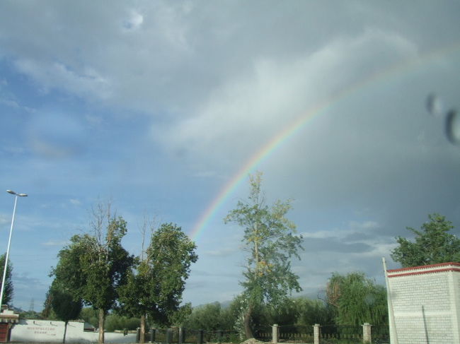 ラサ出発の朝。<br />晩は雨が降っていましたが、出発とともにあがり、<br />虹が・・・・<br /><br />虹をみると、なんだかいいことがありそうで<br />うれしくなってしまう私です。