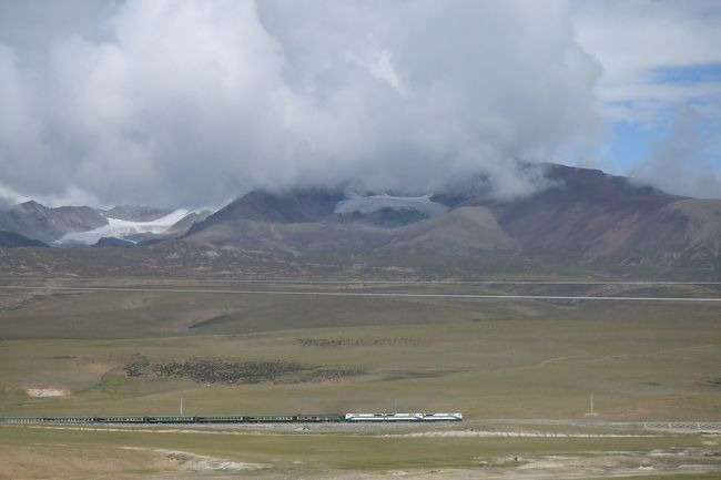 平行しているのは、ちょうど開通したばかりの<br />青蔵鉄道。ちょうど、ラサを出発した列車が通り<br />ました。