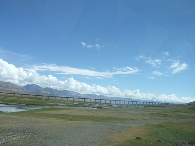 大平原に存在する線路。<br />その線路に平行に走る雲。