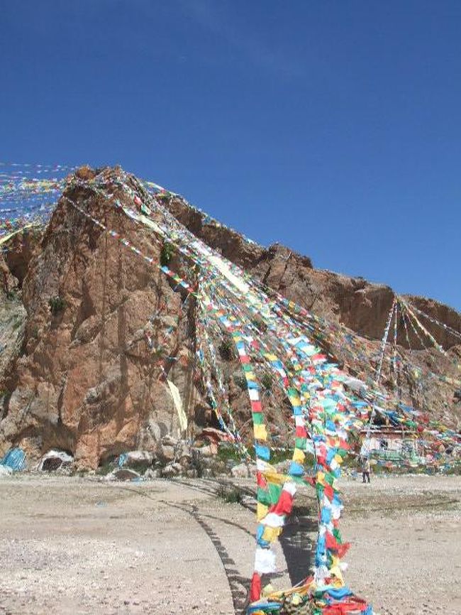 青空にタルチョがものすごく映えます！！