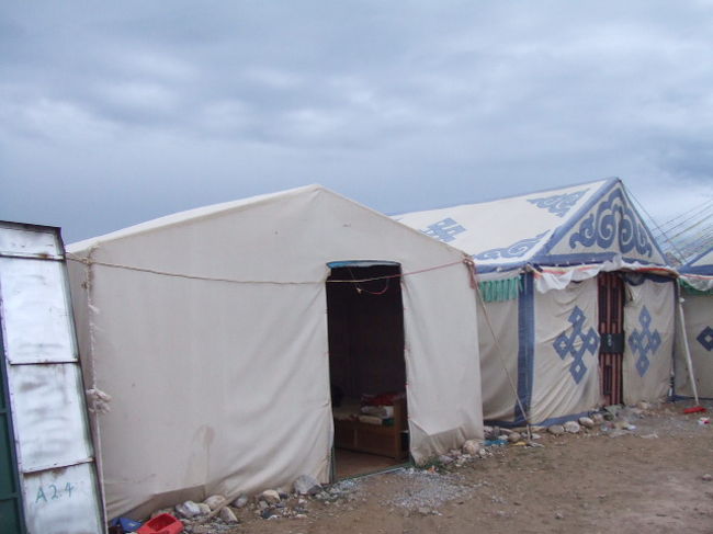 本日の宿です。<br /><br />ちなみに、夜。<br />野犬がテントのまわりを徘徊しています。<br />吼えまくりです。<br />トイレに行くのが至難の業でした・・・