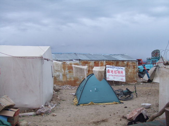 ドイツ人の方が自転車でここまできてキャンプしていました。この後、地元人がこのテントのまわりに集まり、大変なことになっていました。<br /><br />