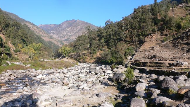 標高の低くなったヒレからは雪に覆われた山々が隠れてしまった。<br />