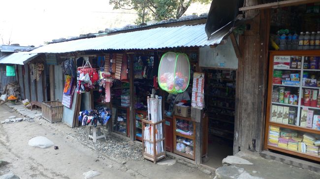 Nayapul（ナヤプル・1070m)に向かう途中にあるバザール。<br />