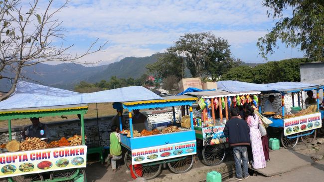 ポカラのレイクサイドにあるお菓子の屋台。<br />
