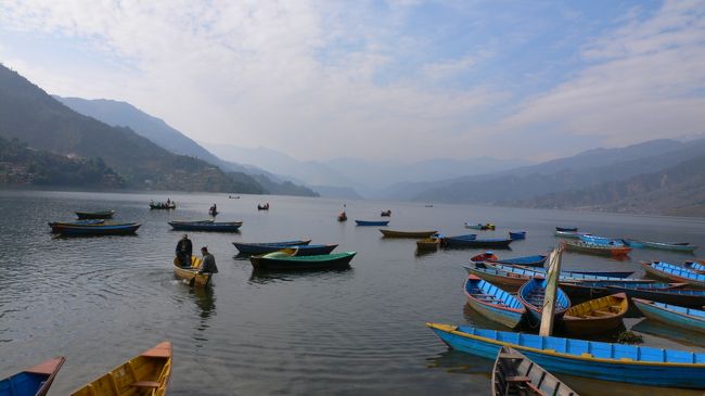 ポカラのボートがたくさん浮かぶフェワ湖。<br />