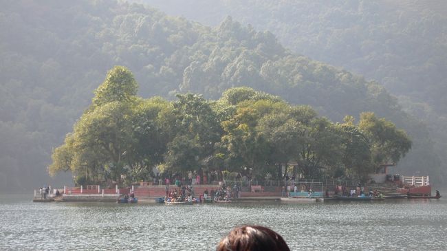 人が鈴なりのバラヒ寺院。