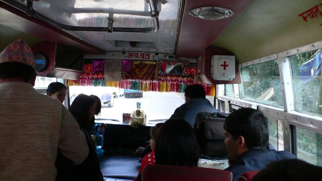 初めて乗ったネパール(ポカラ）の路線バス車内。<br />一人10〜15ルピー程度。<br />バスの中には生きたニワトリやヤギを手に抱いて乗り込む人等おりかなり不衛生な感じであった。<br />案内してくれた男性はもしもネパールで鳥インフルエンザが流行ったらひとたまりもないと恐れていた。<br />停車中のバスには物乞いが入ってきたり、バスの外では駅弁のようにバスの乗客にピーナツ等を売り込む人もいた。<br />