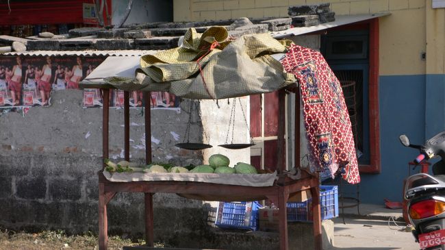 野菜売りの露天。<br />昔懐かしい天秤の秤が見える。<br />