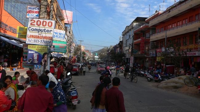 ポカラ滞在の日本人から『ポカラ銀座』と呼ばれる大通り。<br />