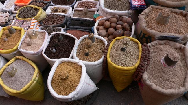 様々な雑穀(?)が並ぶ。<br />