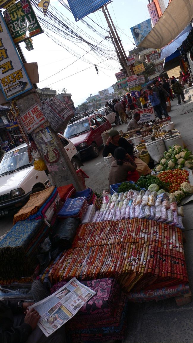 さまざまなものが売られている露天。