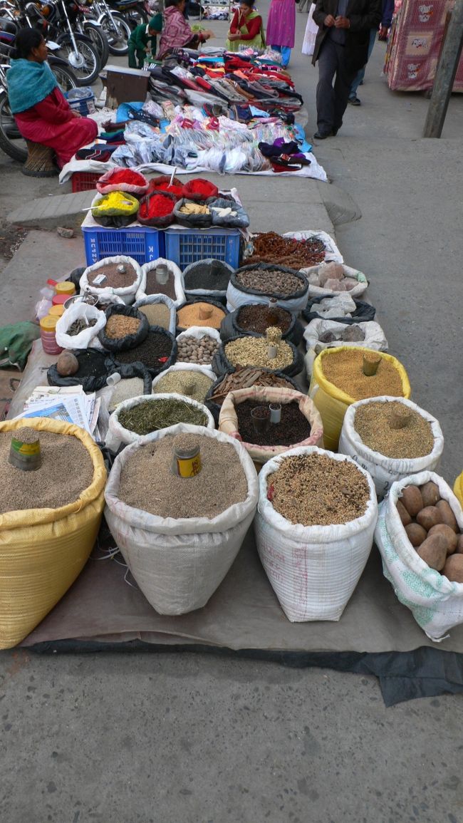 さまざまなものが売られている露天。