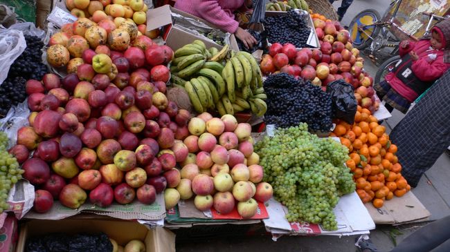 さまざまなものが売られている露天。