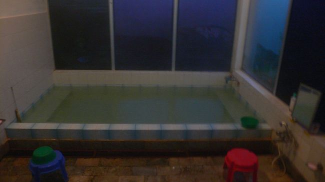 FEWA　PRINCEの大浴場。<br />一応窓の外はアンナプルナビューの展望風呂。<br />