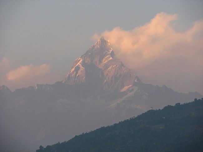 部屋のベランダから見えるマチャプチャレ。<br />
