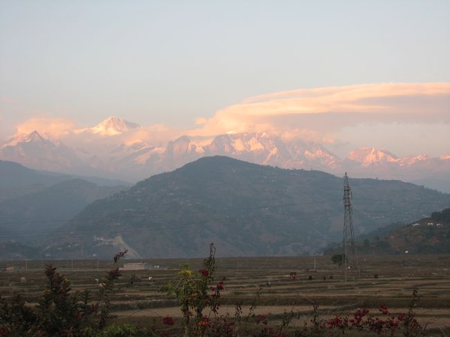 部屋のベランダから見えるアンナプルナ連峰の山並。<br />