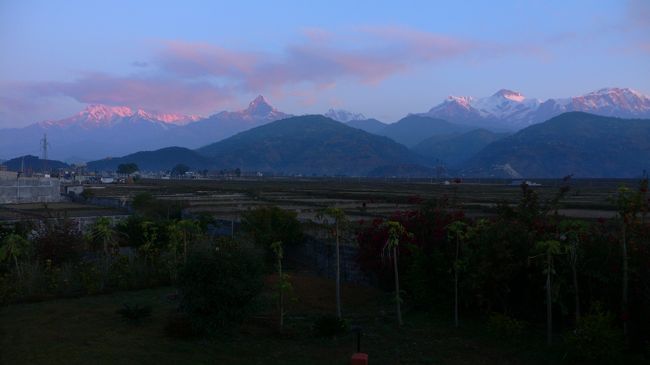 ホテルのベランダから見えた朝焼けに染まるアンナプルナ連峰(6:57)。<br />
