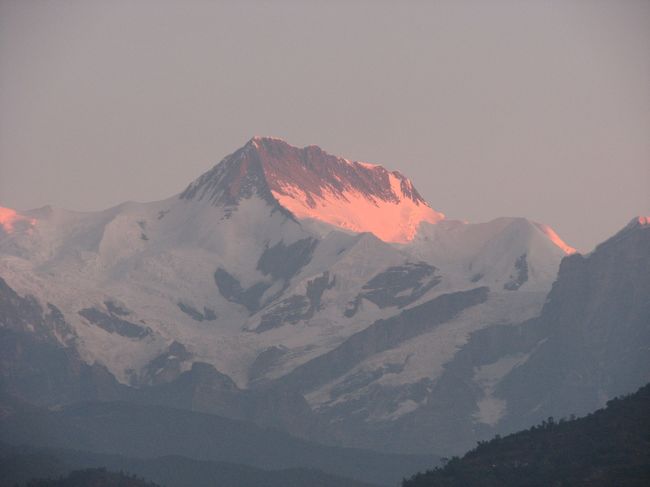 ホテルのベランダから見えた朝焼けに燃えるアンナプルナ?(7555m)。<br />