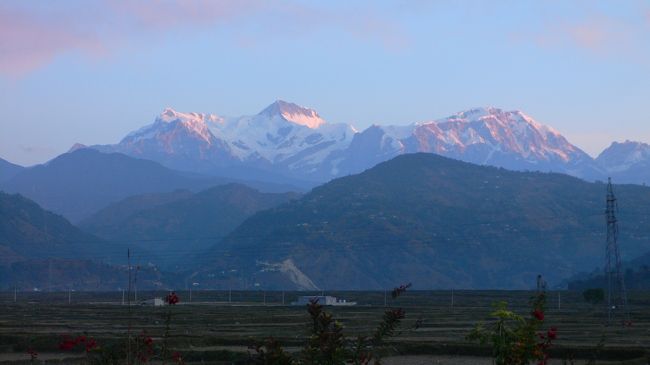 ホテルのベランダから見えた朝焼けに燃えるアンナプルナ連峰(6:58)。<br />左からアンナプルナ?(7525m)、アンナプルナ?(7937m）、ラムジュン・ヒマール(6986m)。<br />