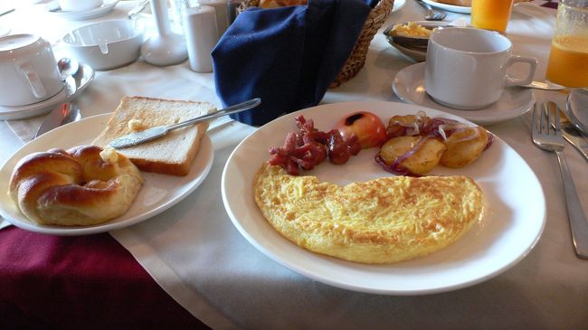 FEWA PRINCEの朝食。<br />パンはちゃんと温められてあった。<br />