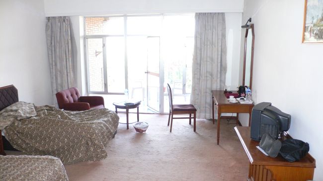 FEWA PRINCEの部屋内部。<br />カーテンの先がテラス。 