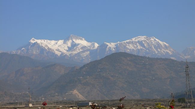 部屋のテラスから見えるアンナプルナ連峰(6:58)。<br />左からアンナプルナ?(7525m)、アンナプルナ?(7937m）、<br />ラムジュン・ヒマール(6986m)。<br />
