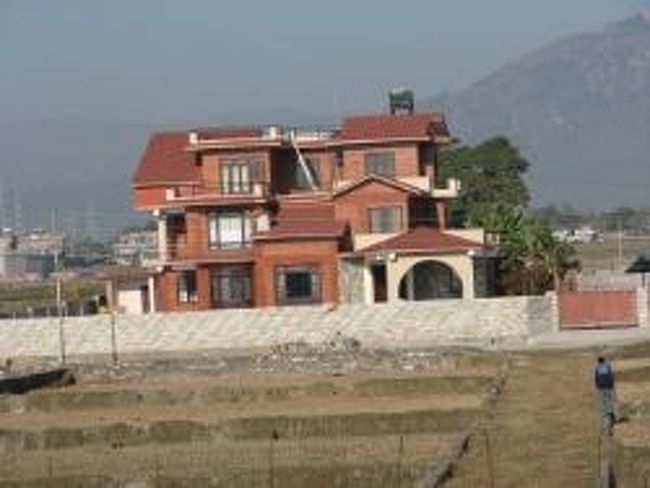 FEWA PRINCEのテラスから見えたこの辺では珍しい豪奢な建物。<br />