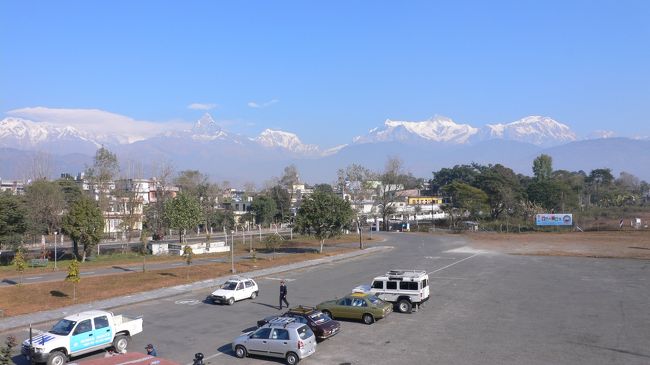 ポカラ空港の屋上から見えたアンナプルナ連峰。<br />