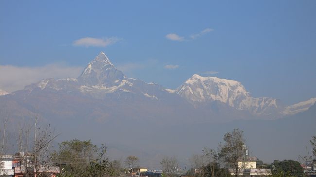 ポカラ空港の屋上から見えたマチャプチャレとアンナプルナ?。