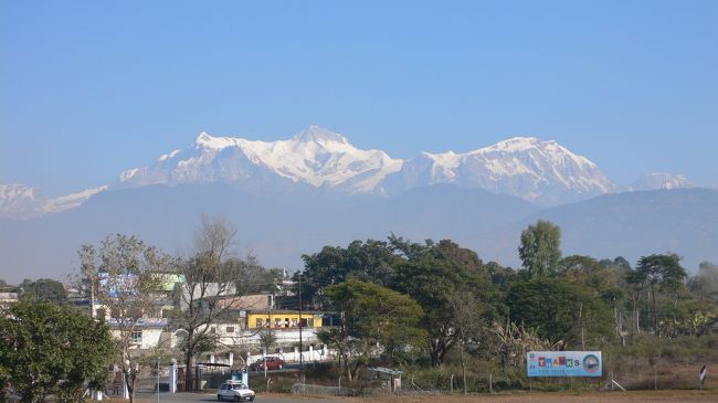 ポカラ空港の屋上から見えたアンナプルナ?とアンナプルナ?。<br />